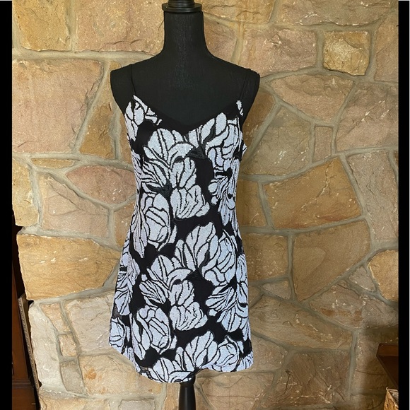 White House Black Market Dresses & Skirts - White House Black Market sequin dress size 4